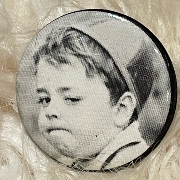 Vintage 1983 King World Productions Inc. ‘Spanky’ Button Pin - Picture 2 of 3